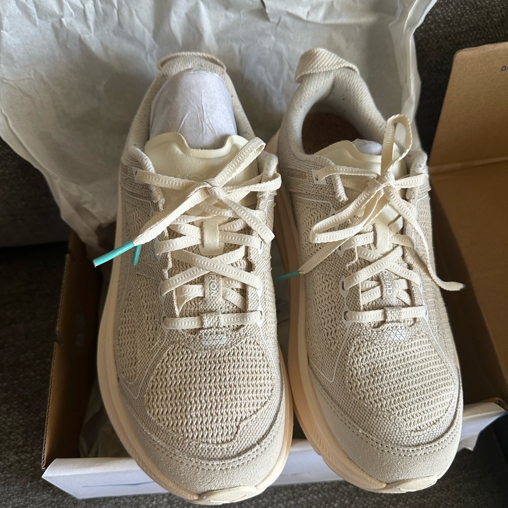 Hoka Women's Sneakers Cream Knit Lightweight Trainers
Women’s 7.5/Men’s 6.5 - Picture 2 of 2